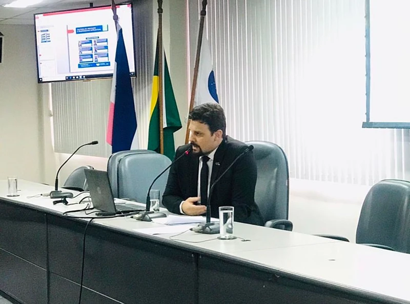 Juliano Regattieri Oliveira em palestra na OAB/ES.